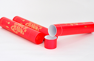 春聯(lián)圓筒紙罐，頗有一番風(fēng)味